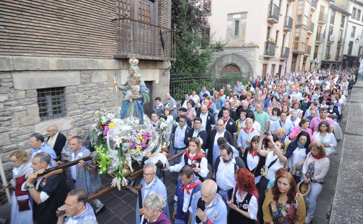 La procesión del Rosario de la Aurora por el Casco Viejo de Vitoria. 