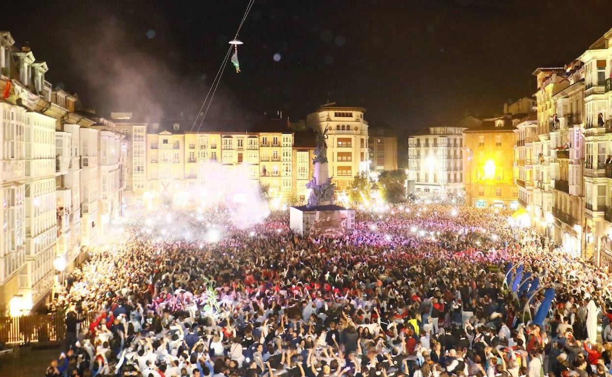 Subida de Celedón en la plaza de la Virgen Blanca. 