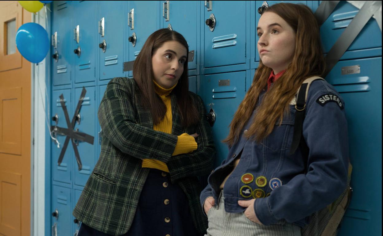 Beanie Feldstein y Kaitlyn Dever, en la víspera de su graduación.