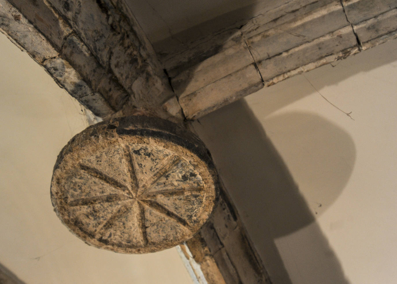 El artista Carlos Marcote eligió la antigua iglesia de Bolívar, un diminuto concejito a las afueras de Vitoria, para vivir y crear bajo una bóveda de crucería