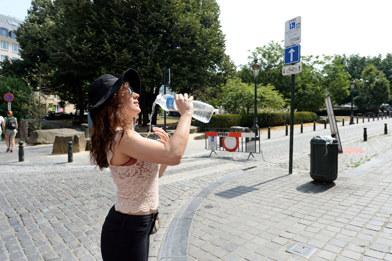 Una mujer se refresca en Bruselas, Belgica.