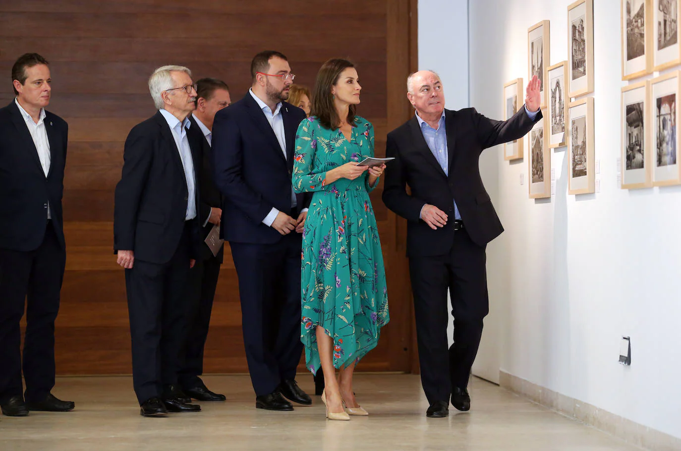 La reina ha clausurado este viernes su agenda oficial de la semana con un acto en su tierra. Doña Letizia ha presidido una vez más en Oviedo la conferencia inaugural de los cursos de verano de la Escuela Internacional de Música de la Fundación princesa de Asturias. En esta ocasión, se ha decantado por un diseño en color verde con motivos flores y falda asimétrica 'midi' muy favorecedor. Pertenece a la firma parisina Maje, a la que hasta ahora nunca había recurrido, por lo que se trata de una gran novedad en su armario. Se trata de un modelo de la colección primavera-verano de la marca, y hasta ahora se encontraba rebajado de 225 euros a 180. Sin embargo, malas noticias para las seguidoras de su estilo, porque está agotado en todas las tallas. Completa el look con unos stilettos destalonados de charol en tono nude de Carolina Herrera, que ya tiene en negro, azul marino y rojo. De joyas, Letizia ha elegido unos pendientes desmontables de aro dorado con piedras verdes en forma de talla lágrima de Coolook, una de sus joyerías favoritas.