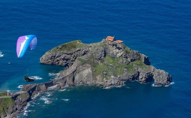 Imagen principal - Maite Uribarri sobrevolando San Juan de Gaztelugatxe y una playa vizcaína. 