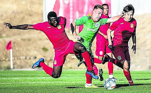 Paulino, el jugador más destacado en la parcela ofensiva albiazul, trata de escapar con el balón.
