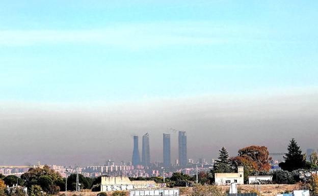 Vista de la capa de contaminación que cubre la ciudad de Madrid.