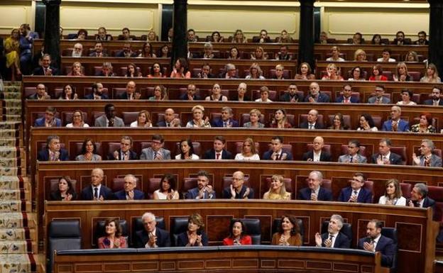 La bancada socialista aplaude la intervención del presidente del Gobierno en funciones y candidato del PSOE, Pedro Sánchez.