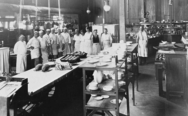 Cocina del hotel St. Francis. Salegui es el segundo por la izquierda (Euskonews).