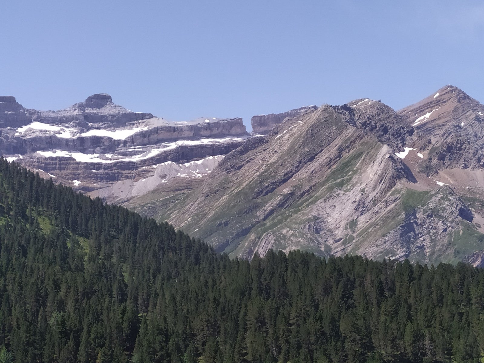 Vsta de la Brecha de Roldan y a la derecha de la imagen, la cima del Taillón.