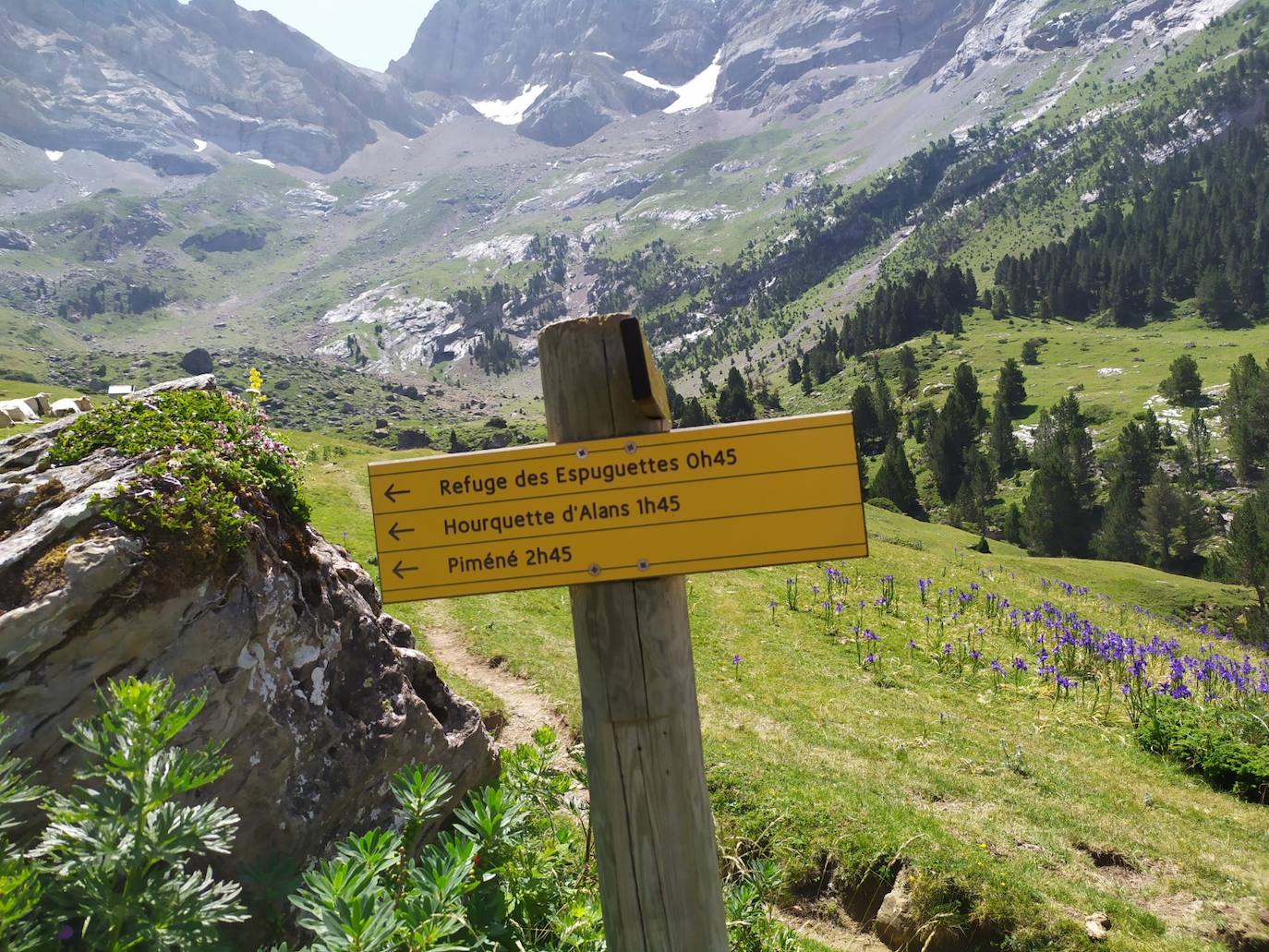 Un cartel indica el camino hacia el Refugio des Espuguettes.