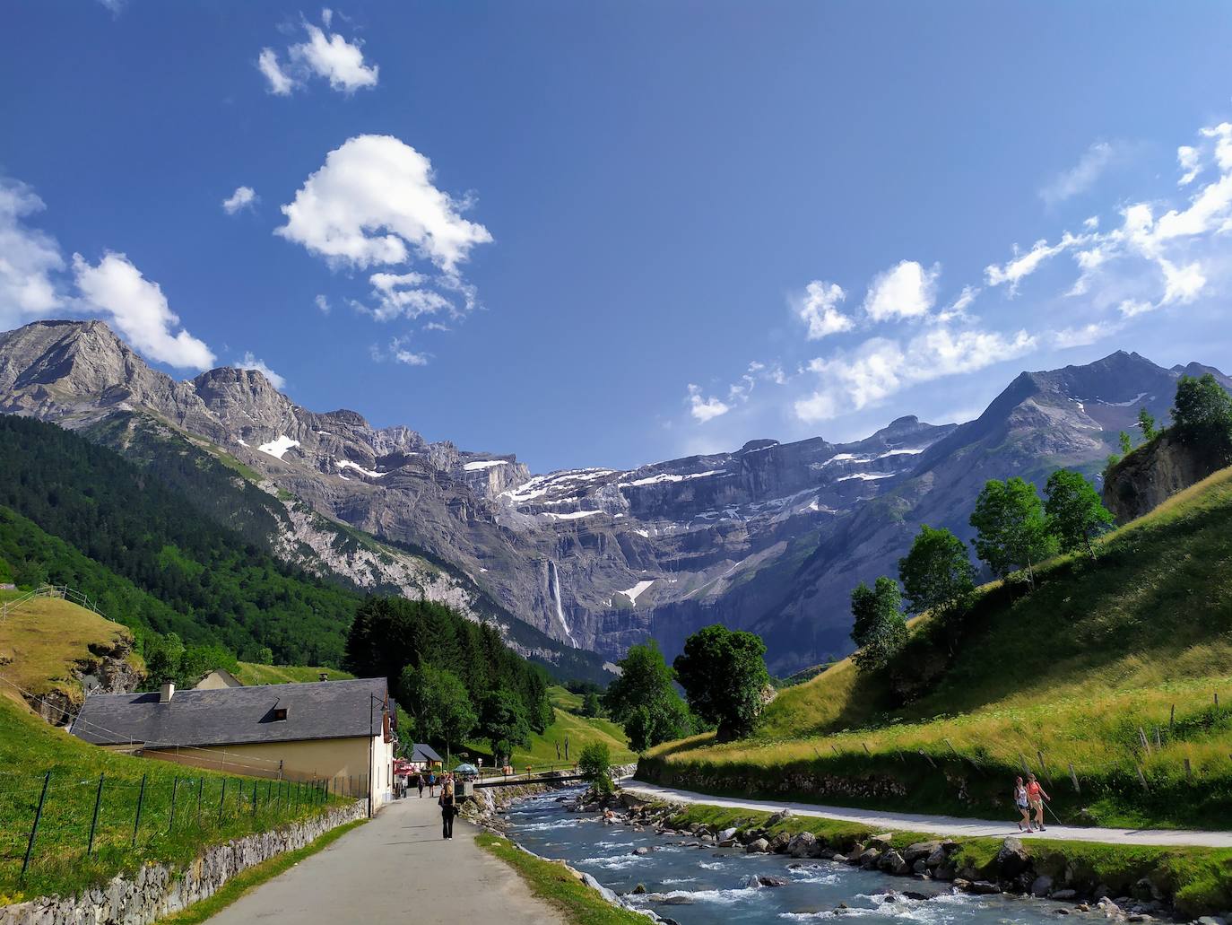 El camino hacia el circo de Gavarnie, de unos cinco kilómetros, no ofrece dificultad alguna.