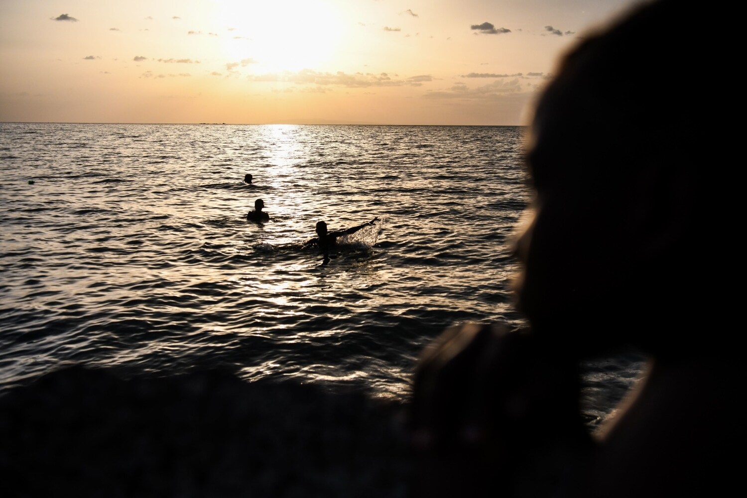 Niños nadan en el mar caribeño frente a las costas de Puerto Príncipe, Haiti 