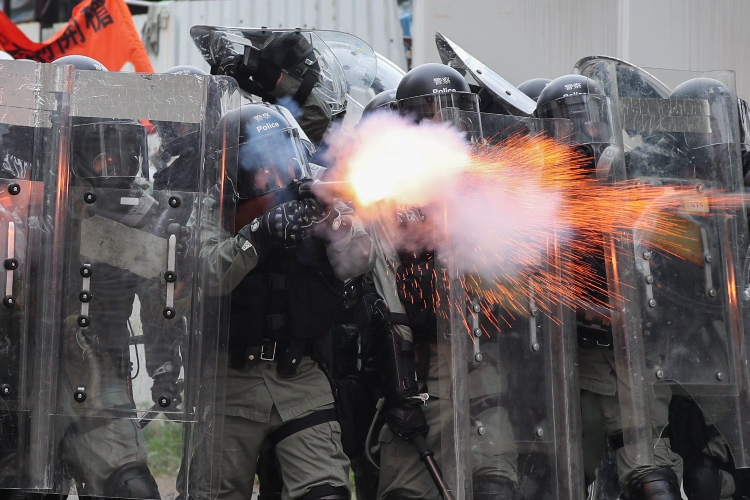 Policías antidisturbios disparan gases lacrimógenos para intentar dispersar una nueva protesta en Yuen Long, Hong Kong, China. Miles de ciudadanos se congregaron en Hong Kong para una nueva protesta pese a haber sido prohibida por la Policía. 