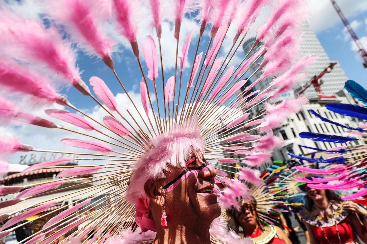 Varias personas participan en la 41 edición del desfile Christopher Street Day LGBT en Berlín (Alemania), una celebración llevada a cabo en varias ciudades de Europa por los derechos de las personas LGBT y contra la discriminación y la exclusión. 