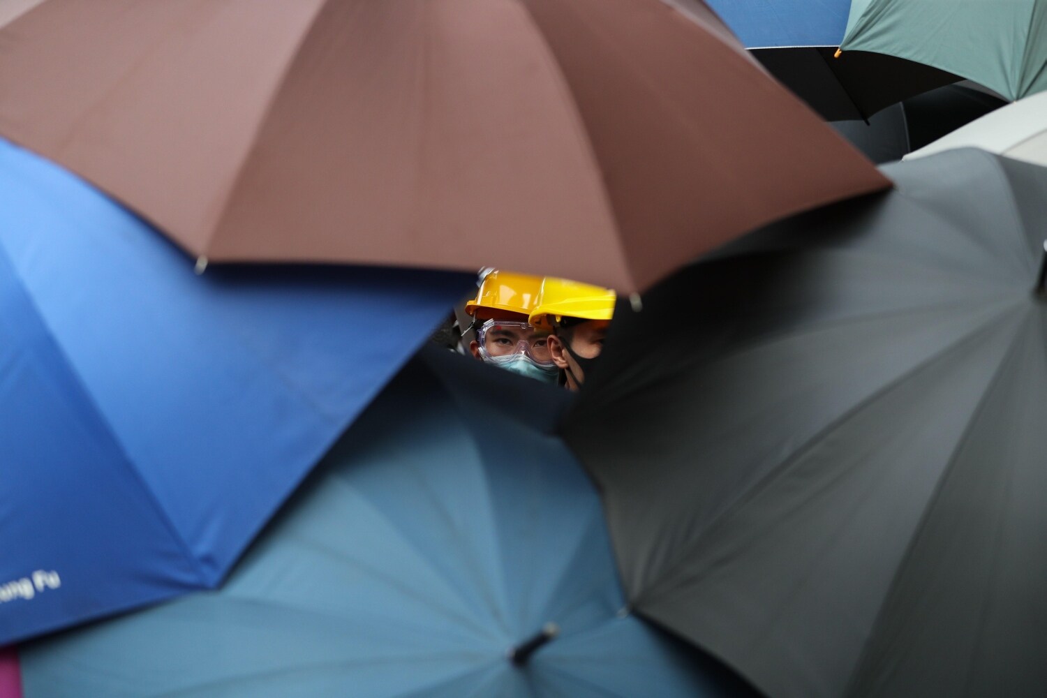 Varios manifestantes participan en una nueva protesta en Yuen Long, Hong Kong (China). Miles de ciudadanos se congregaron en Hong Kong para una nueva protesta pese a haber sido prohibida por la Policía. 