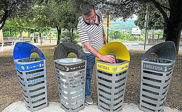 Las papeleras también permiten depositar los residuos de forma selectiva.