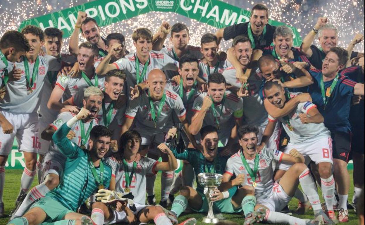 Los jugadores de la selección española celebran el título de campeones.