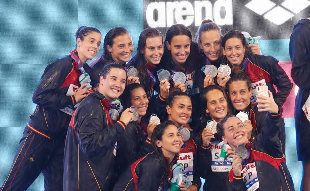 La selección española de waterpolo posa con la medalla de plata.