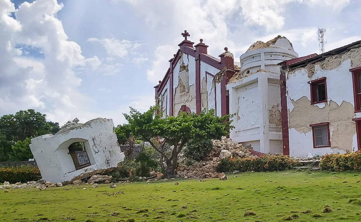 Una iglesia destruida este sábado por el terremoto en las islas Batanes, en el norte de Filipinas.