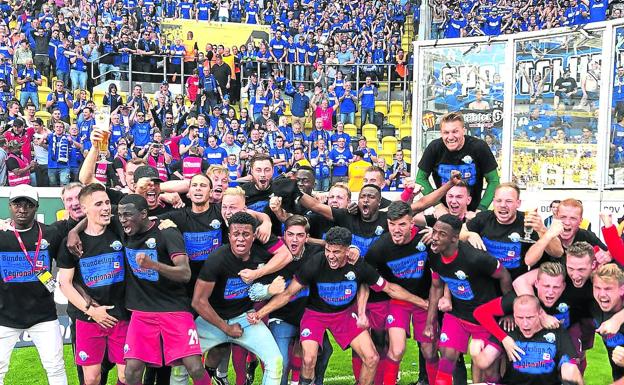 Los jugadores del Paderborn celebran el ascenso a la Bundesliga en mayo.