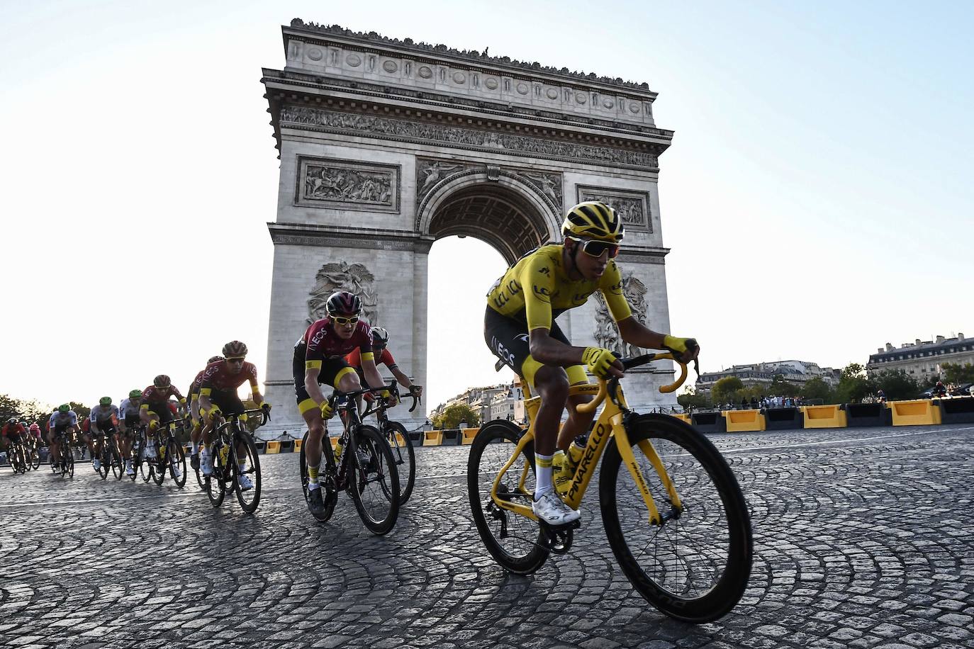 «Esto es como la droga, un vicio, ganas el Tour y ya piensas en otro», confesó el sábado tras sentenciar la carrera Egan Bernal, con la ingenuidad y el descaro de sus 22 años. Pero el debate en el mundo del ciclismo está abierto: ¿Puede marcar una era?