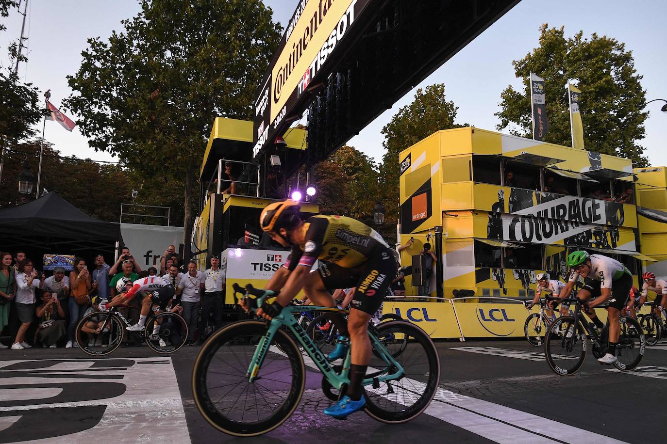 «Esto es como la droga, un vicio, ganas el Tour y ya piensas en otro», confesó el sábado tras sentenciar la carrera Egan Bernal, con la ingenuidad y el descaro de sus 22 años. Pero el debate en el mundo del ciclismo está abierto: ¿Puede marcar una era?