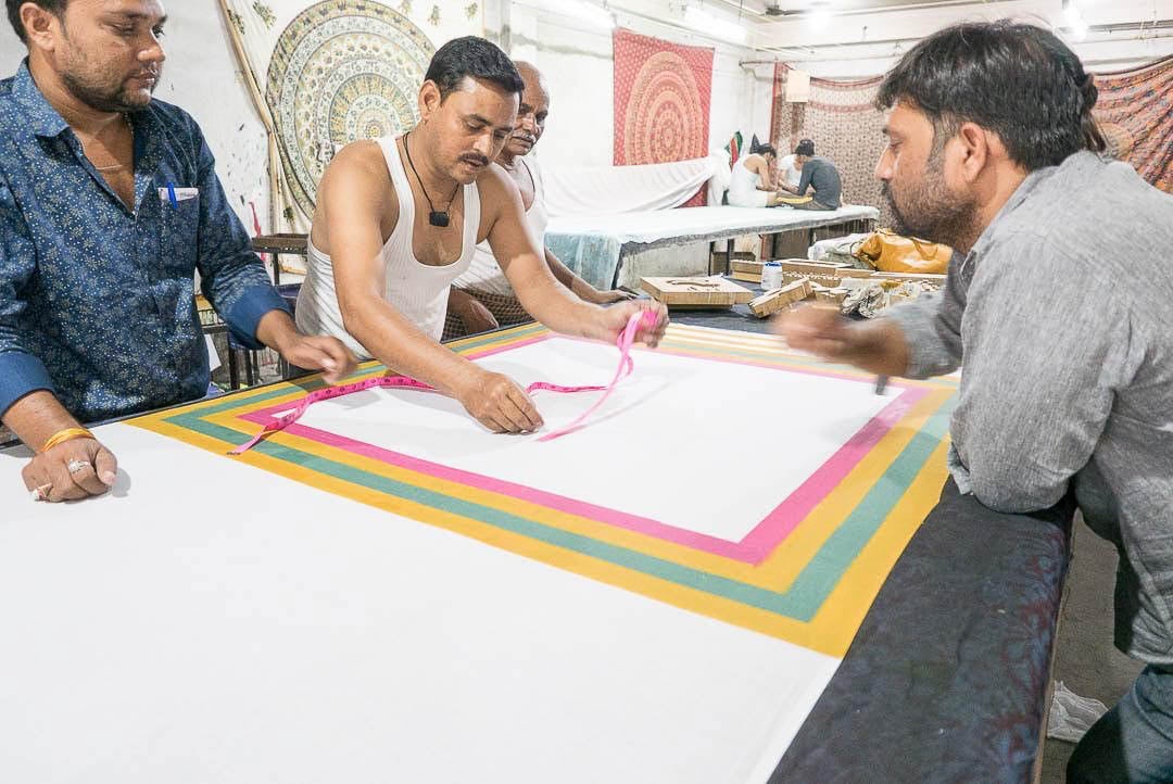 Los colores, tejidos y texturas de Oriente Medio dan vida a las prendas y complementos que diseña Maitane Bilbao en su estudio de Durango