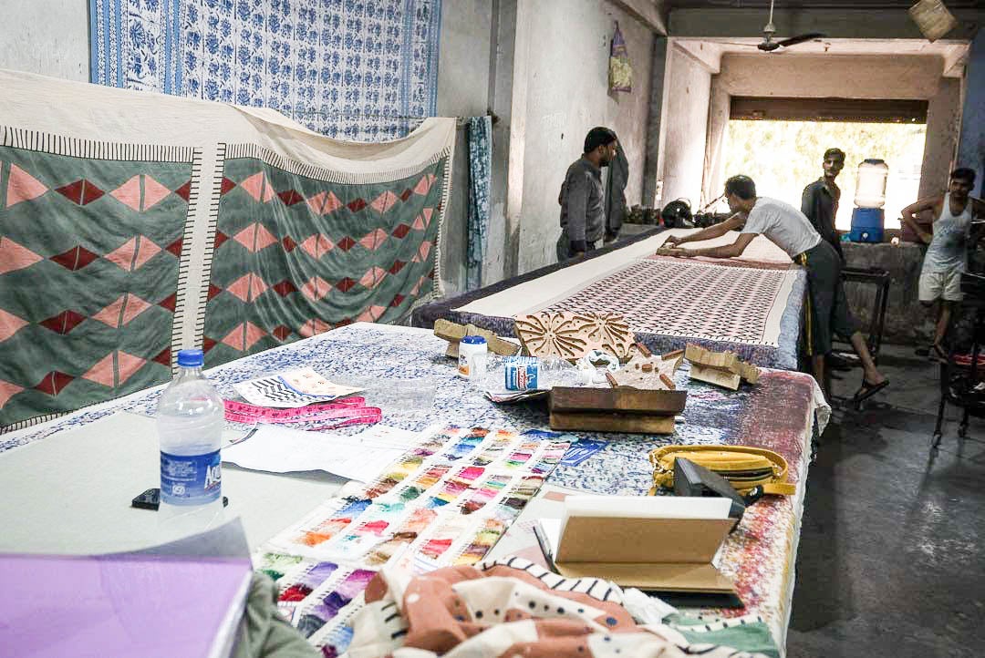 Los colores, tejidos y texturas de Oriente Medio dan vida a las prendas y complementos que diseña Maitane Bilbao en su estudio de Durango