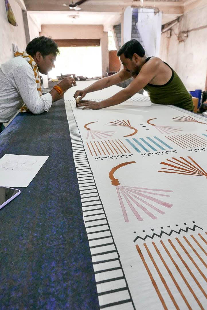 Los colores, tejidos y texturas de Oriente Medio dan vida a las prendas y complementos que diseña Maitane Bilbao en su estudio de Durango