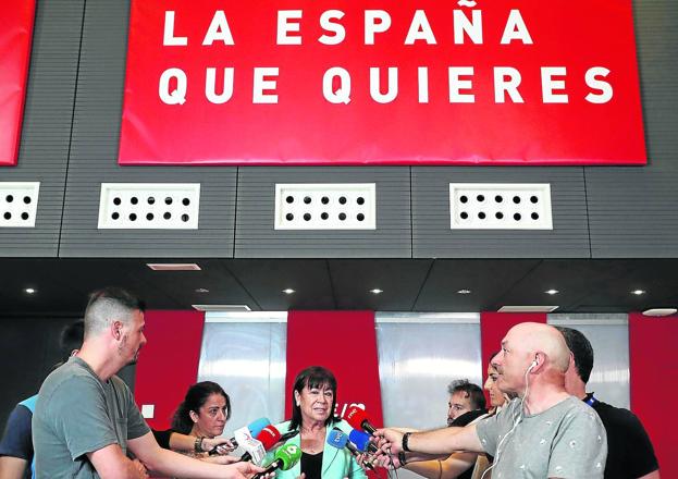 La presidenta del PSOE, Cristina Narbona, atendió ayer a los medios de comunicación en la sede de Ferraz.