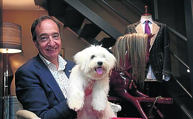 Rafael sostiene a Max en un rincón de su tienda, Derby.