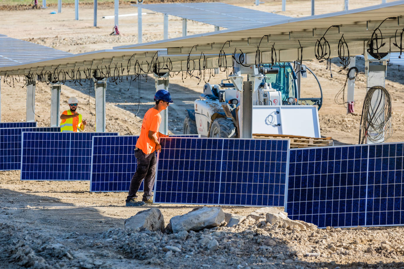 Fotos: Instalación de placas en el parque solar de Arasur