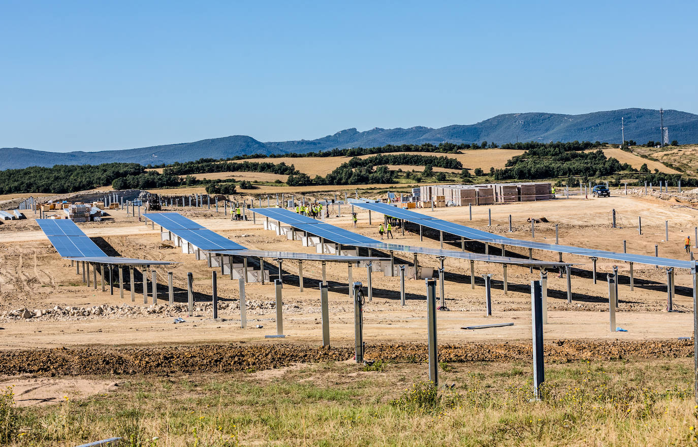 Fotos: Instalación de placas en el parque solar de Arasur