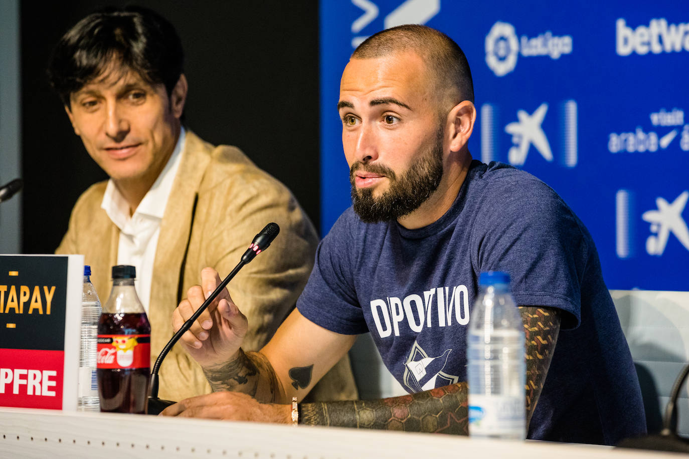 Fotos: El Alavés presenta a Aleix Vidal