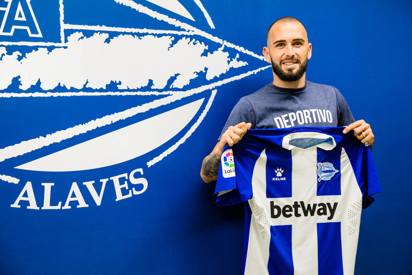 Fotos: El Alavés presenta a Aleix Vidal