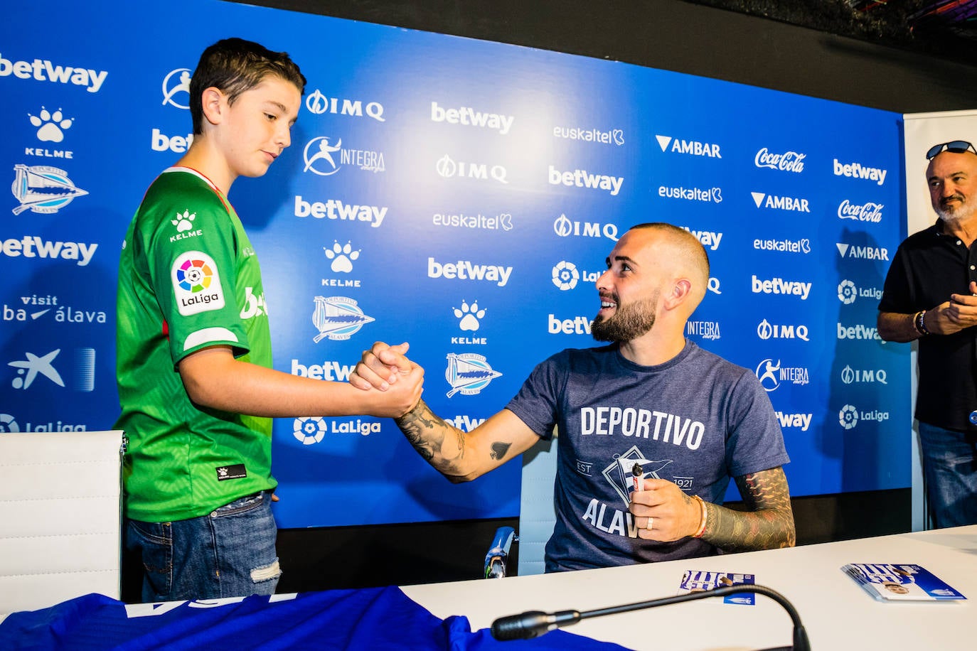 Fotos: El Alavés presenta a Aleix Vidal