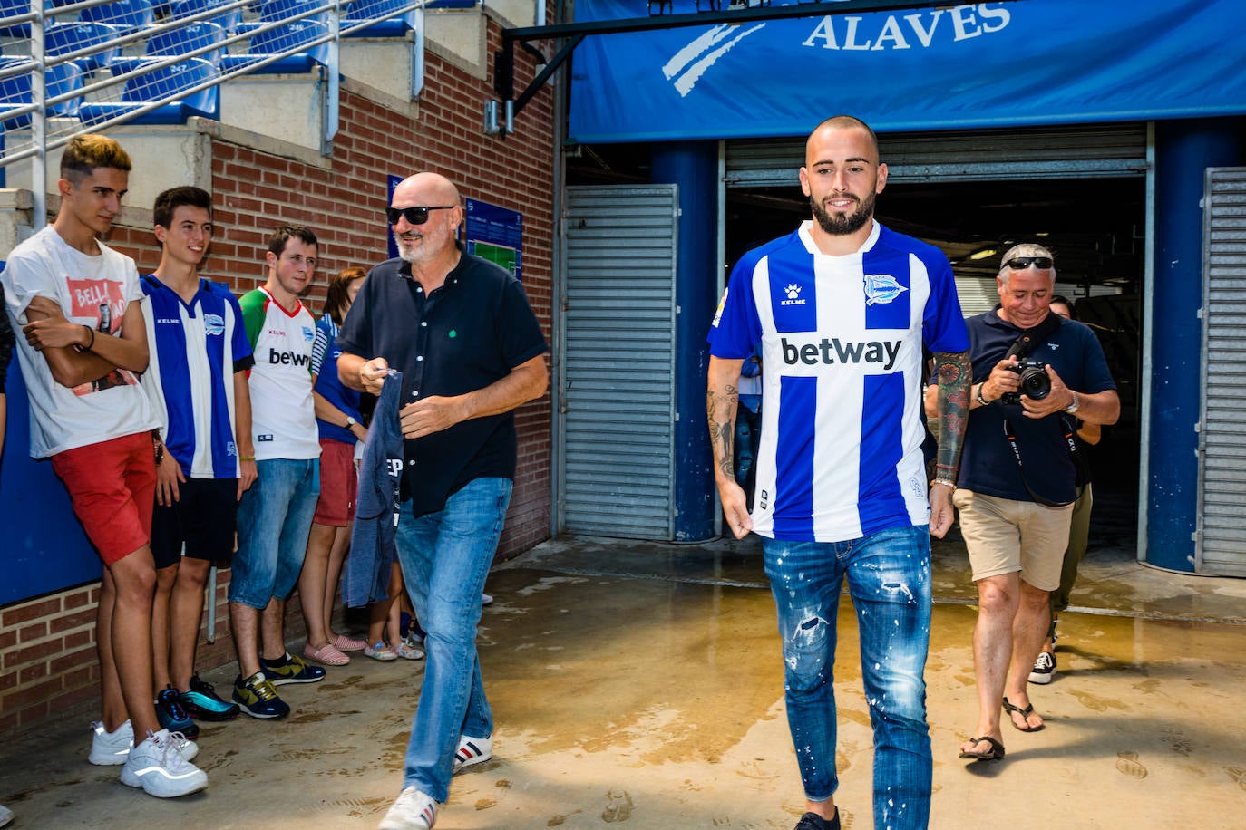 Fotos: El Alavés presenta a Aleix Vidal