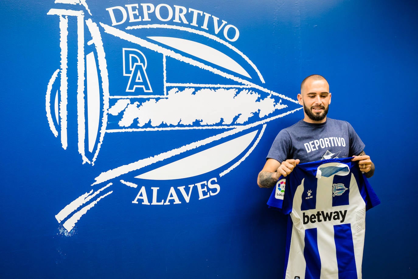 Fotos: El Alavés presenta a Aleix Vidal