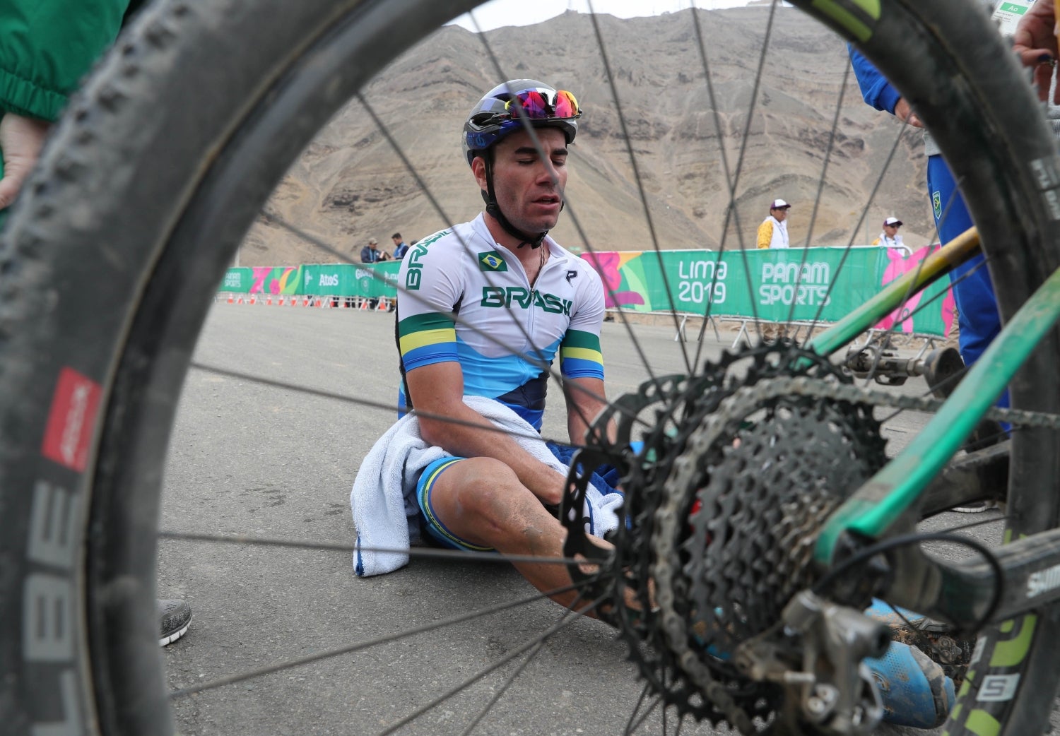 Enrique Da Silva de Brasil tras ganar la medalla de plata en ciclismo de montaña en los Juegos Panamericanos Lima 2019, en Lima (Perú). 