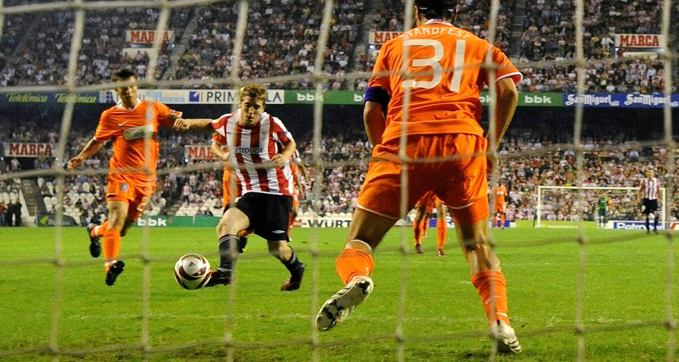 Lanzando un disparo a portería en 2005.