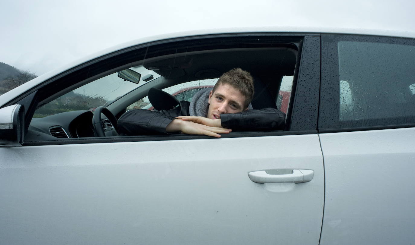 Posando con su coche, en 2010.