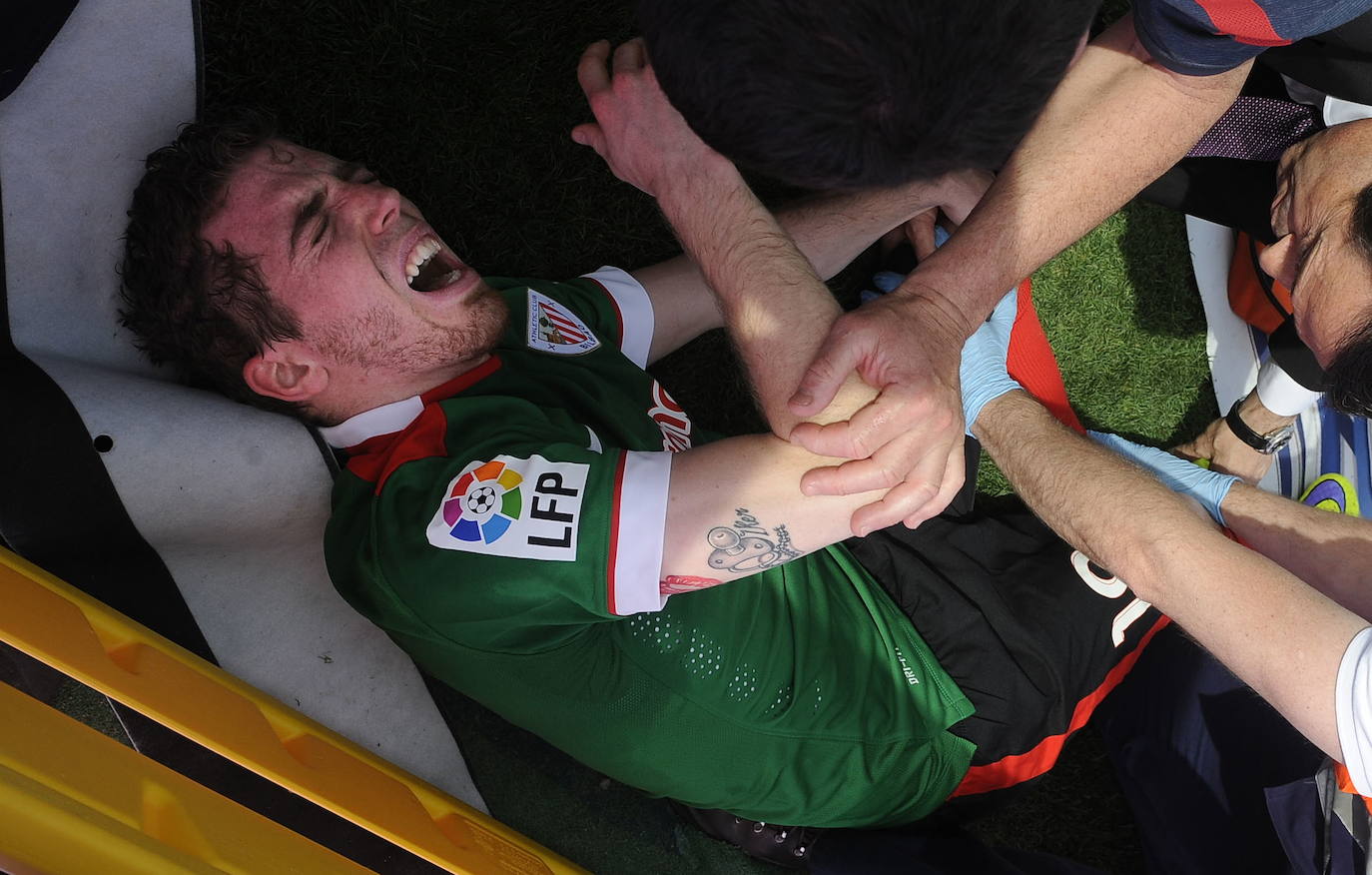 Tendido en el campo tras sufrir una lesión en 2015.