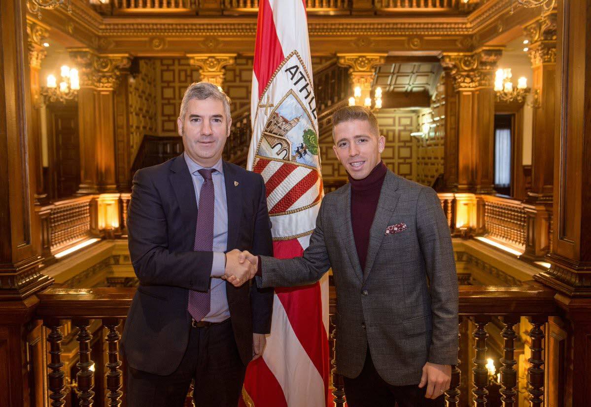 Sonriente, tras firmar con Josu Urrutia su renovación en 2018.