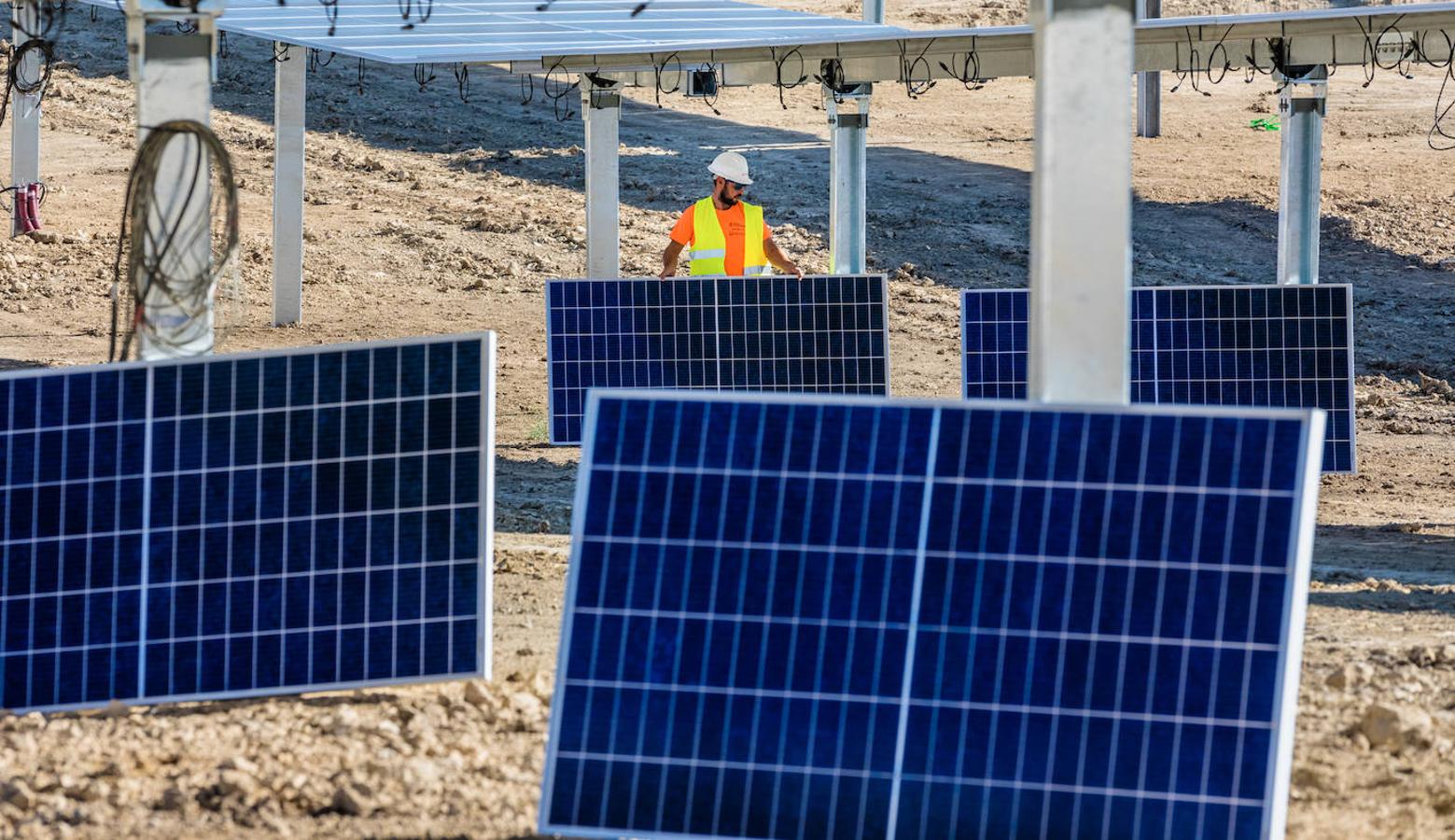 Fotos: Instalación de placas en el parque solar de Arasur
