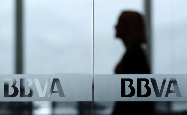 El juez imputa al BBVA por cohecho, revelación de secretos y corrupción en el 'caso Villarejo'