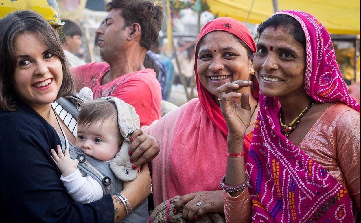 Maitane Bilbao sonríe junto a su hijo y dos mujeres indias.