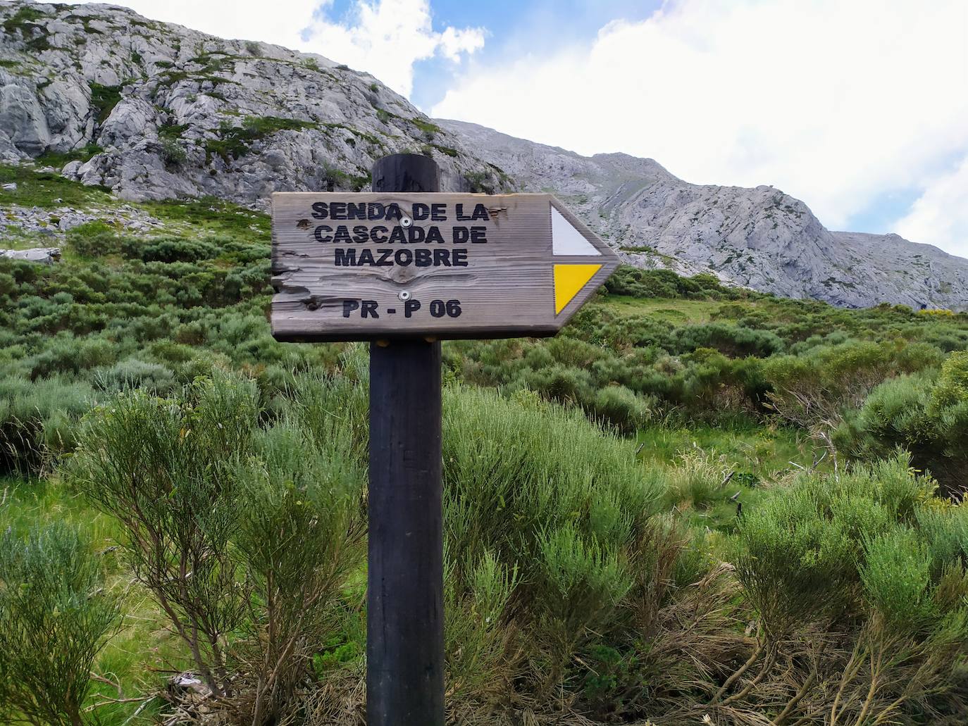 El cartel que indica el camino hacia la cascada.