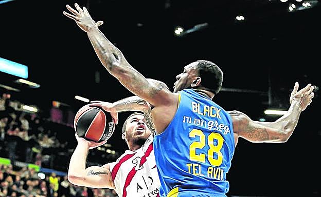 Mikel James intenta una canasta ante la oposición de Black, del Maccabi.