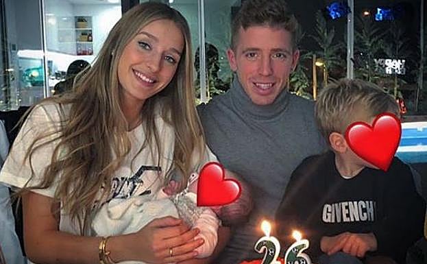 Iker Muniain junto a su mujer, Andrea Sesma, y sus dos hijos, Iker y Claudia.