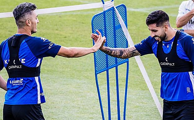 Dani Torres y Guillermo Maripán se saludan sobre el césped de Los Ángeles de San Rafael. 