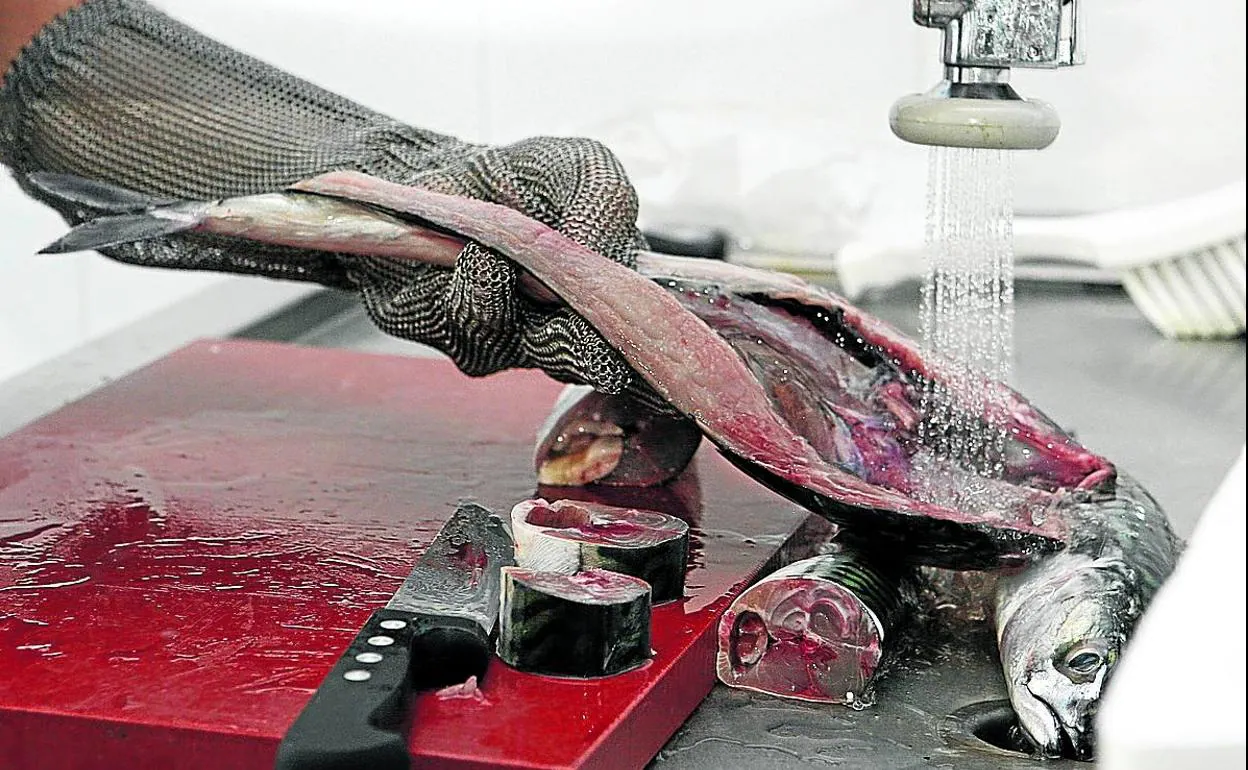 Las sobras de pescado van ahora al contenedor, pero son una materia prima valiosa. 